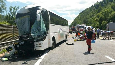 40 Verletzte bei Busunfall auf A2 in NÖ - UnserTirol24