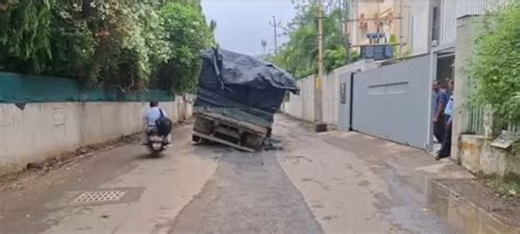 Flooding in Akota, Vadodara, bronze slab breaks in Rajsthambh Society ...