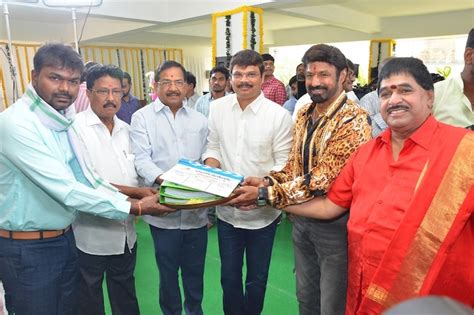 ఆ విషయంలో అల్లు అర్జున్‌ను గుడ్డిగా పాలో అవుతున్న బాలకృష్ణ..