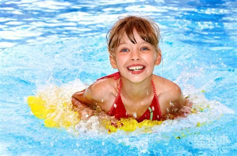 孩子学游泳并不是越早越好，原来学游泳的最佳季节是冬天