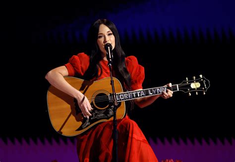 Yes, Kacey Musgraves Was Actually Playing Loretta Lynn’s Guitar at the Grammy Awards