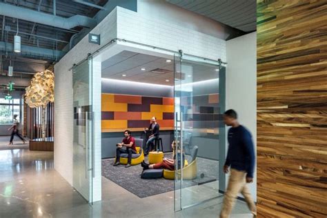 High-Tech Office Design 的图像结果