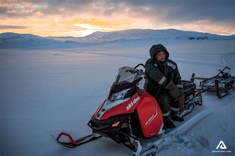 Snowmobiling Alberta 的图像结果