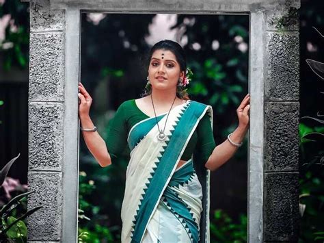 Ente Mathavu: Sarayu Mohan is in love with Settum Mundum; see pics ...