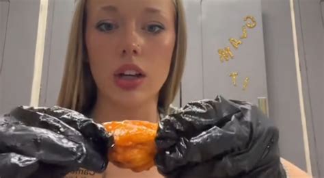 Twin Peaks Waitress Sets The Internet On Fire With Her Expert Wing ...