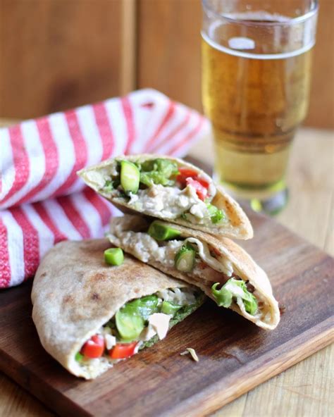Low-Calorie Greek Salad Pita Pockets - FoodNFoodie