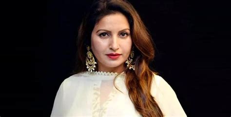 ब्रेकिंग! सोनाली फोगट यांचे हृदयविकाराच्या झटक्याने निधन - BJP leader ...