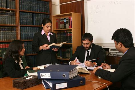 कोर्ट में केस लड़ने वाला व्यक्ति कौन होता है? समझिए Lawyer और Attorney ...