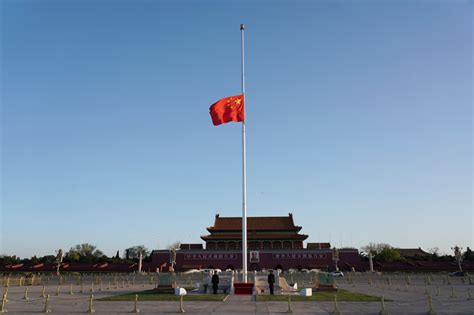 天安门广场下半旗志哀_图片新闻_中国政府网