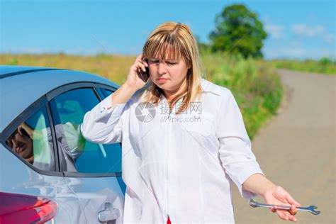 汽车发生故障的女司机在打电话求助高清图片下载-正版图片303306791-摄图网