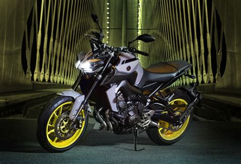 2017 Yamaha MT-09 updated for the new year - now with LED lights ...