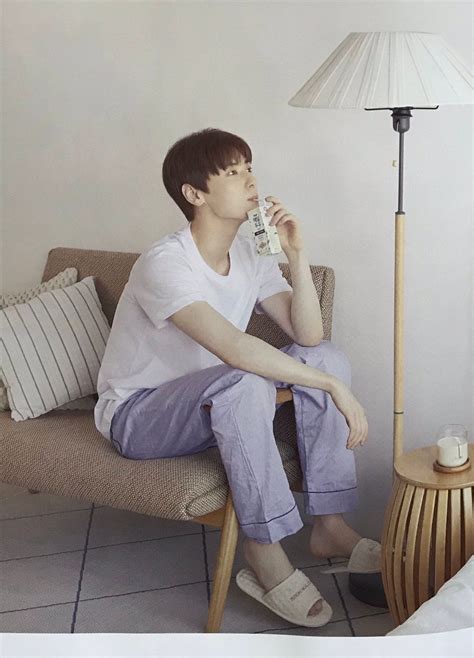 Min-Hyun Hwang's feet