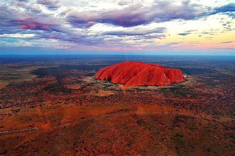 Cascadas históricas en Uluru, la montaña sagrada de Australia
