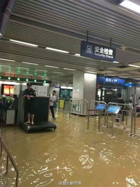 一场暴雨“水漫北京城”，帝都地铁站成了“共享单车洗浴中心”__财经头条