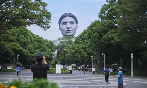 Riesiger schwebender Kopf über Tokyo sorgt für Verwirrung