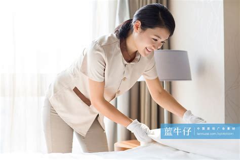 家政服务打扫卧室-蓝牛仔影像-中国原创广告影像素材