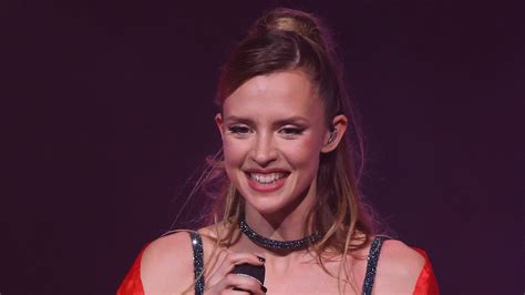 Angèle a trouvé la technique la plus originale, et loufoque, pour ...