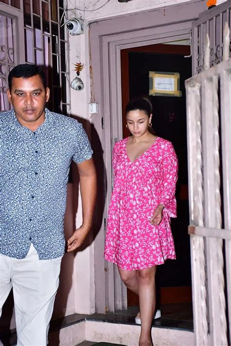 आलिया भट्ट, रश्मिका मंदाना, गौरी खान समेत अन्य सेलेब्श शहर में आए नज़र ...