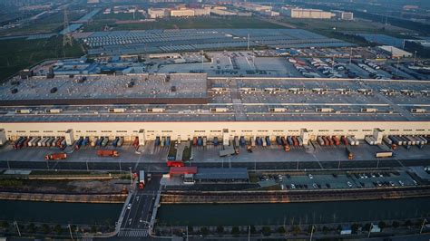 特斯拉二期工厂基本完工 新增“特斯拉上海超级工厂”中文标识醒目