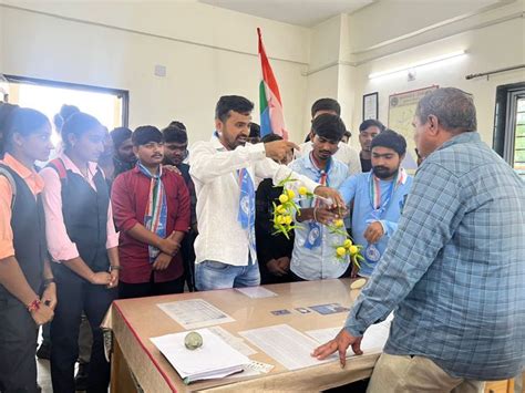 Porbandar NSUI staged a unique protest by tying lemon-chilli to ST ...