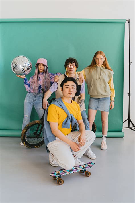 5 People Standing Together 的图像结果