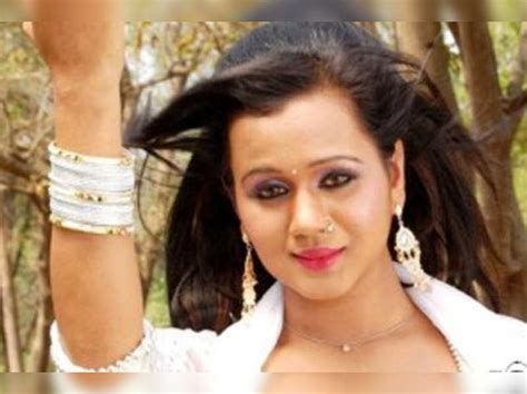 Gunjan Pant makes everyone dance at shoot | Bhojpuri Movie News - Times ...