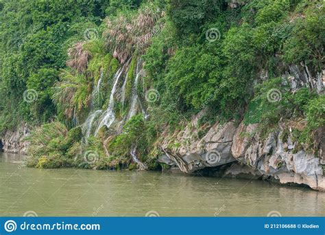 桂林沿里河山洞瀑布 库存照片. 图片 包括有 结构树, 洞穴, 峭壁, 树木丛生, 山脉, 本质, 中国 - 212106688