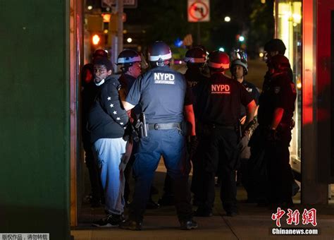 2020纽约大暴乱：警局被砸，警车被烧，警察驾车冲撞示威者，时代广场暴力抓人_特朗普