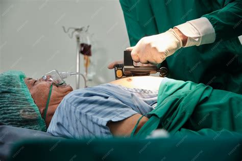 Doctor defibrillates coma patient in emergency room | Premium Photo