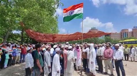 गुरुग्राम : जुमे की नमाज से पहले फहराया तिरंगा, लिया वतन की रक्षा का ...