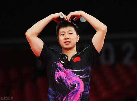 致敬马龙?新科欧洲冠军跳上球桌庆祝。华裔老将4-0夺女单冠军|球桌|华裔|冠军_新浪新闻