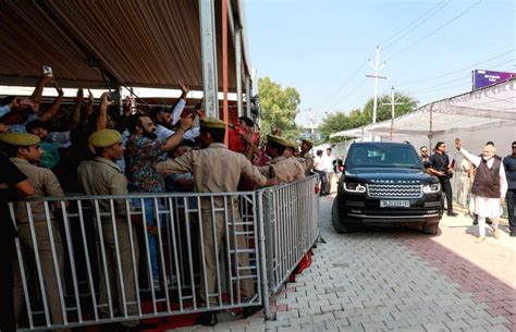 Prime Minister Narendra Modi being welcomed upon his arrival in Ghaziabad