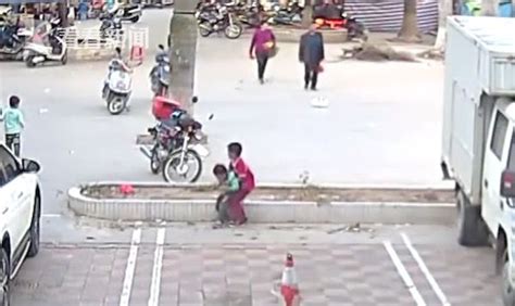 男孩被撞倒肇事司机溜了 7岁同伴奋力相救_广东频道_凤凰网