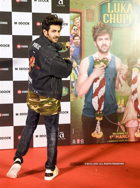 Kriti Sanon and Kartik Aaryan get goofy as they smile for the photogs ...