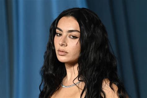Charlie XCX Biography, Age, Ethnicity, Parents, Family, Net Worth ...