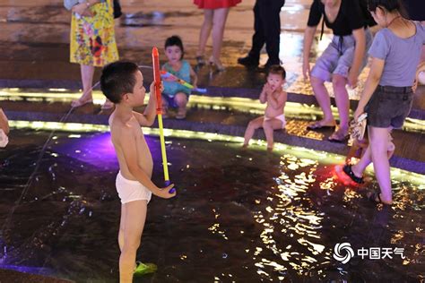 连续6天最高温40℃+ 重庆市民玩水觅清凉-图片频道-中国天气网