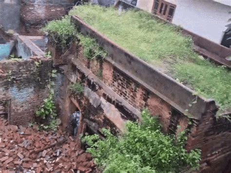 Rain triggers collapse of unsafe building near Golden Temple Shortcut ...