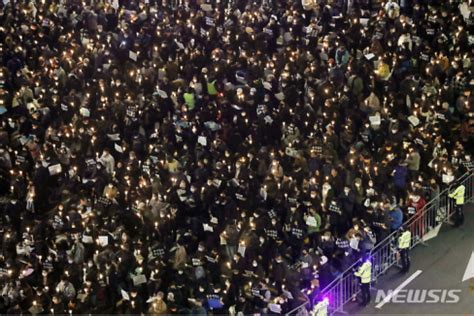 韩国乱了！民众万人集会要求朴槿惠下台，检方要搜查总统府-搜狐