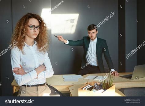 Group of People Standing in Office Pointing 的图像结果