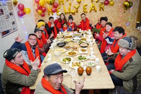 寒风中的温暖！济南10名大学生陪12位外来务工者吃了一顿特殊“团圆饭”_泉城新闻_大众网