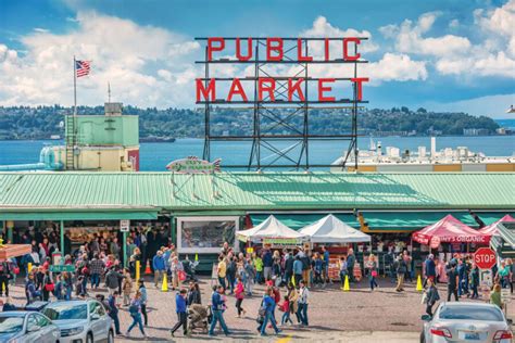 https://uploads.visitseattle.org/2025/07/14090602/Feature-PikePlaceSign_benedek-istock-900x600.jpg