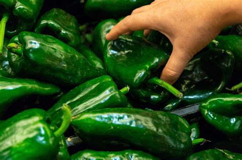 Poblano Peppers vs Jalapenos (Heat, Flavor, Size, Nutrition, & Subs!)