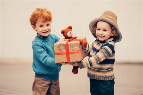 弟弟准备什么礼物最新素材