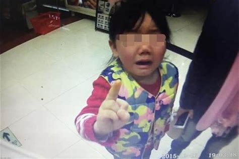 5岁女孩宠物店里玩耍 被仓鼠咬伤手指_大渝网_腾讯网