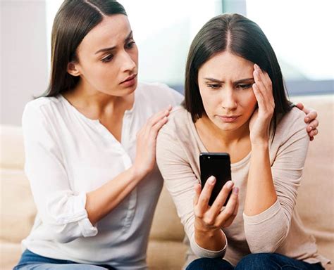 Red Flags In Friendship That Indicate It's Time To Cut Off | Herzindagi