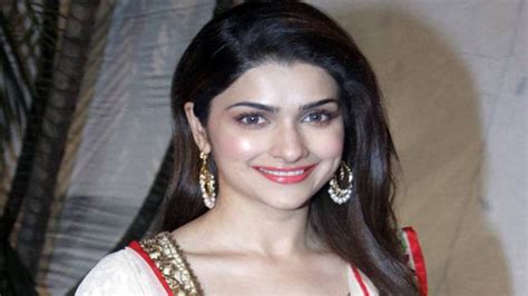 प्राची देसाई अजहरुद्दीन की पहली पत्नी संग देखेंगी 'अजहर' - prachi desai ...