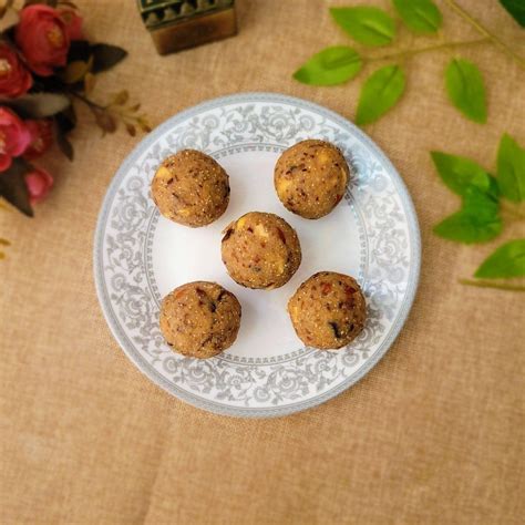 Nutritious Khajur Laddu: Delicious Indian Sweet with Dates & Nuts
