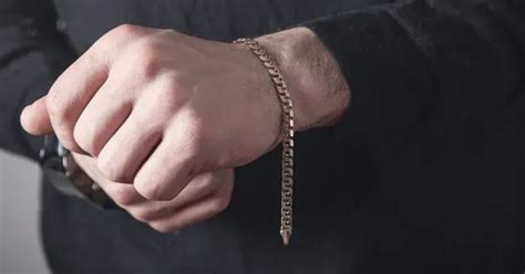 Mostró el truco definitivo para ponerse una pulsera sin ayuda ...