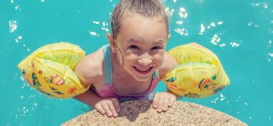 Child Swimming 的图像结果