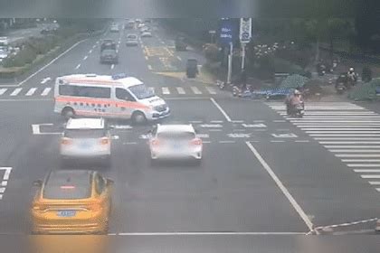 【安徽】救护车执行任务闯红灯 小车快速驶来径直撞上